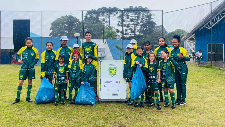 Alunas da Escolinha de Futebol do Boqueirão aprenderam sobre sustentabilidade, reciclagem e consumo responsável | Foto: Divulgação