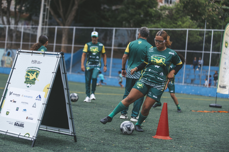 Aula com a presença do padrinho olímpico Juraci Moreira agitou a sede paulistana da Escolinha de Futebol Meninas Campeãs, na Brasilândia | Foto: Eduardo Dux