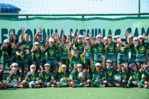 Alunas da Escolinha de Futebol Meninas Campeãs de Pacajus (CE) partilharam sorrisos em visita do padrinho olímpico Juraci Moreira | Foto: Yuri Vasconcellos