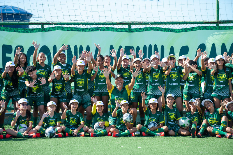 Alunas da Escolinha de Futebol Meninas Campeãs de Pacajus (CE) partilharam sorrisos em visita do padrinho olímpico Juraci Moreira | Foto: Yuri Vasconcellos
