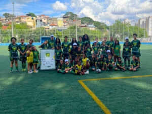 Alunas da Escolinha de Futebol Meninas Campeãs de São Paulo (SP) aprenderam mais sobre si mesmas e seu papel na comunidade | Foto: Divulgação