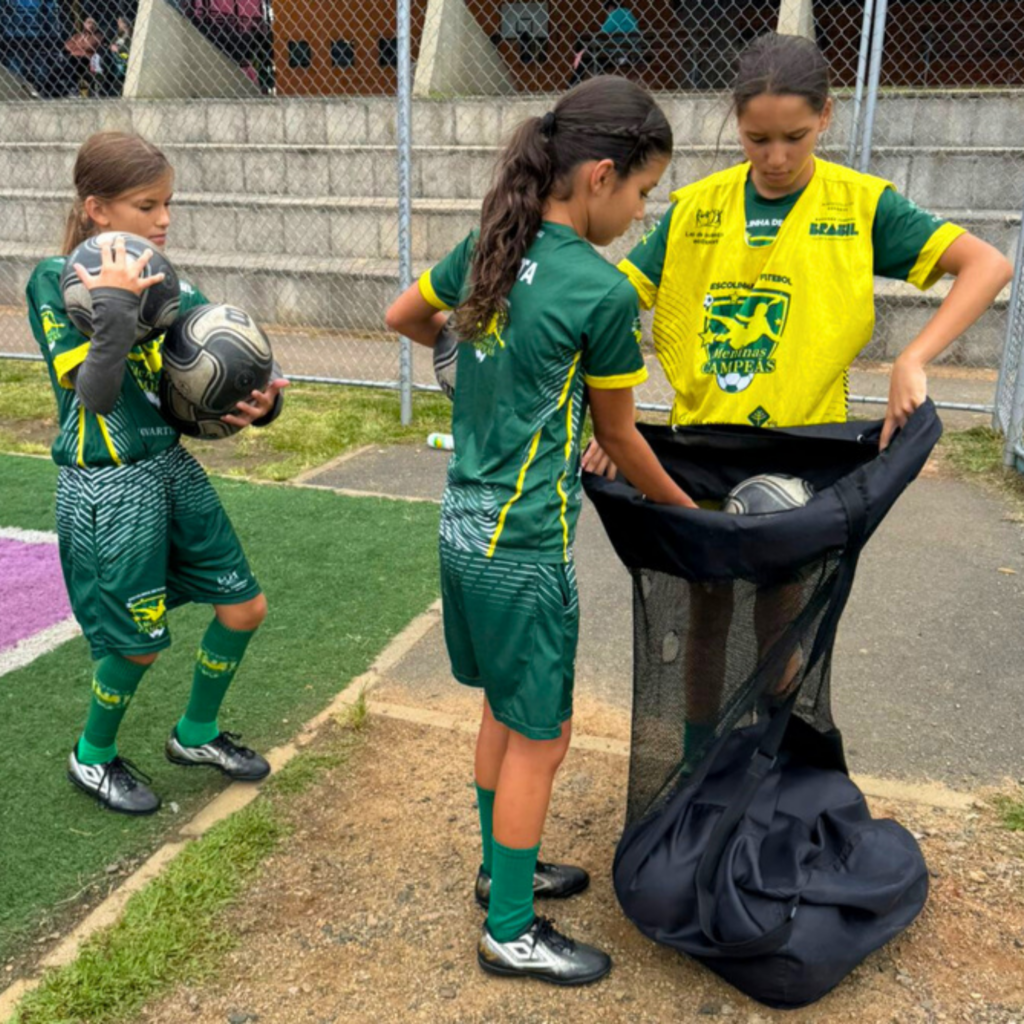 Alunas da Escolinha de Futebol do Pinheirinho aprenderam sobre a importância de condições dignas para a construção de um futuro melhor | Foto: Divulgação